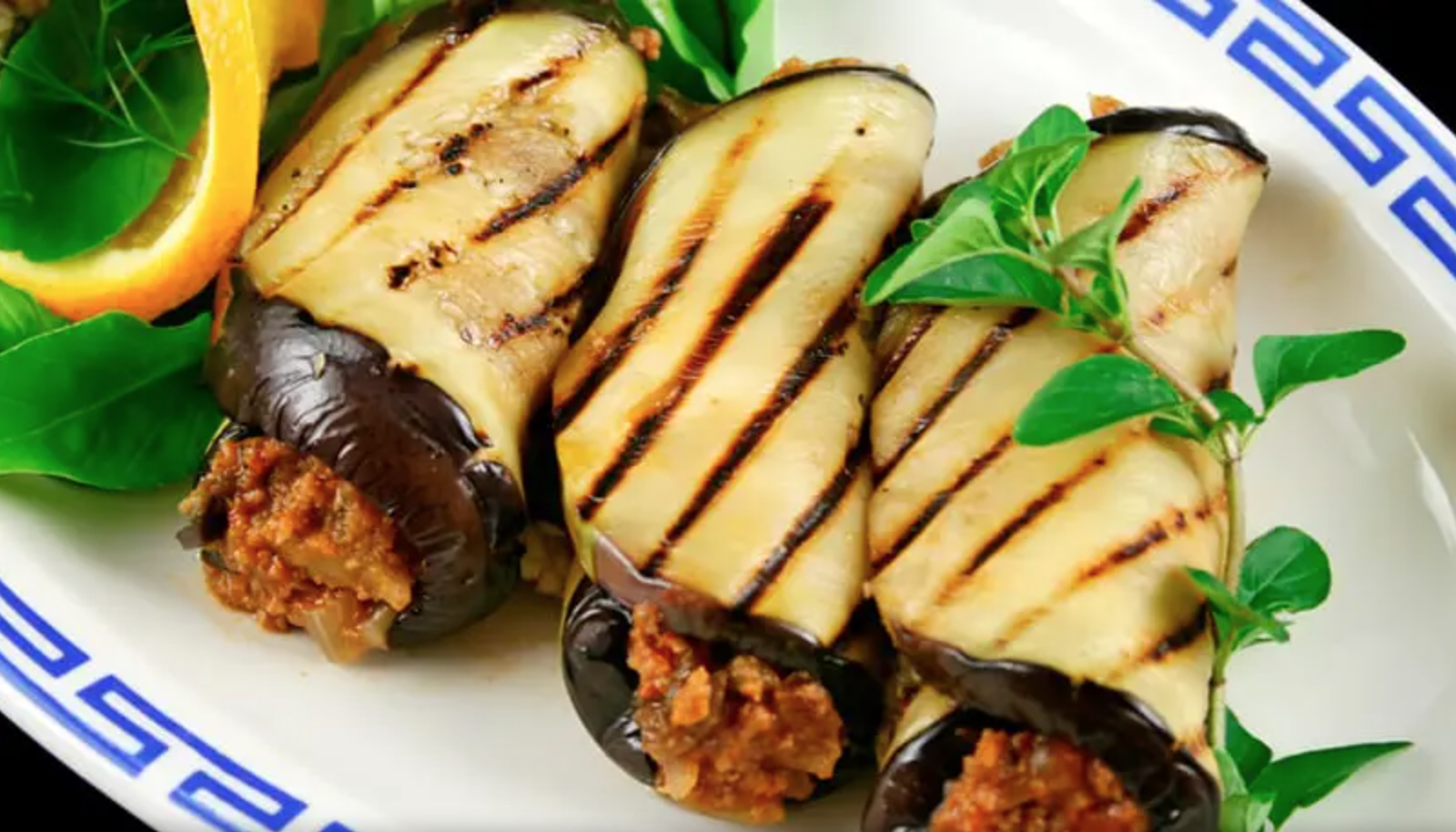 Rollitos de berenjena con carne picada con puré de papas cremoso y aguacate